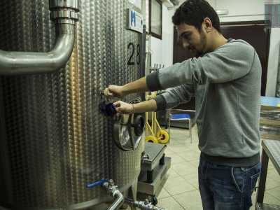 La prima tappa del nostro viaggio � l�oleificio cooperativo, dove incontriamo Vincenzo che ci fa assaggiare dell�olio extravergine dopo averlo �distillato� da una cisterna